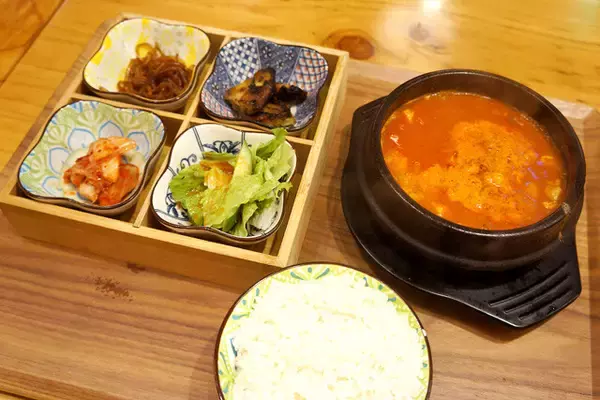 「【スンドゥブチゲ】魅惑のスンドゥブチゲ定食飲み。地元エリアにこんな陽気な韓国料理店があったなんて！：パリッコ『今週のハマりめし』第208回」の画像