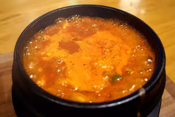 「【スンドゥブチゲ】魅惑のスンドゥブチゲ定食飲み。地元エリアにこんな陽気な韓国料理店があったなんて！：パリッコ『今週のハマりめし』第208回」の画像