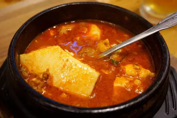 「【スンドゥブチゲ】魅惑のスンドゥブチゲ定食飲み。地元エリアにこんな陽気な韓国料理店があったなんて！：パリッコ『今週のハマりめし』第208回」の画像