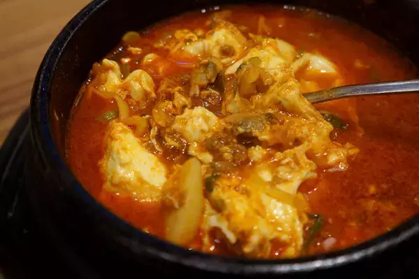 「【スンドゥブチゲ】魅惑のスンドゥブチゲ定食飲み。地元エリアにこんな陽気な韓国料理店があったなんて！：パリッコ『今週のハマりめし』第208回」の画像