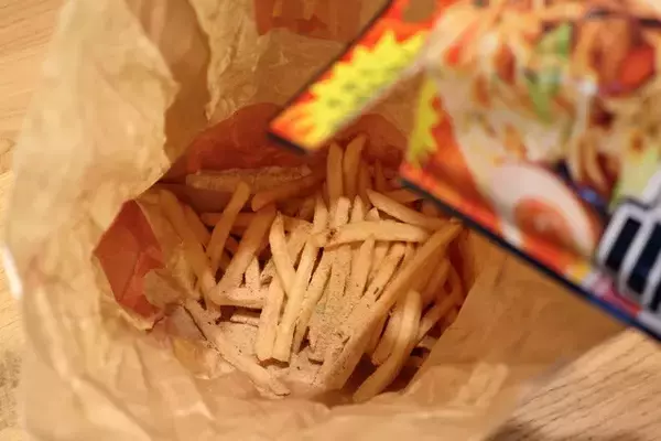 「【マシマシマック】二郎風味のヤバウマいパウダーでマックのてりやきバーガーやポテト、ファミチキのパンチ力を超強化！＜野島慎一郎のバカレシピ＞」の画像