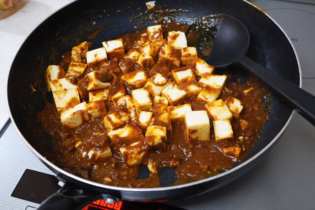 【麻婆ミートドリア】冷凍ミートドリアのミートソースを激辛系の麻婆豆腐にスワッピング！　一体感がヤバすぎな斬新激ウマめし＜野島慎一郎のバカレシピ＞