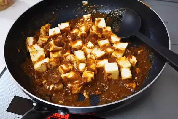 「【麻婆ミートドリア】冷凍ミートドリアのミートソースを激辛系の麻婆豆腐にスワッピング！　一体感がヤバすぎな斬新激ウマめし＜野島慎一郎のバカレシピ＞」の画像