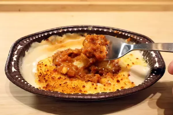 「【麻婆ミートドリア】冷凍ミートドリアのミートソースを激辛系の麻婆豆腐にスワッピング！　一体感がヤバすぎな斬新激ウマめし＜野島慎一郎のバカレシピ＞」の画像