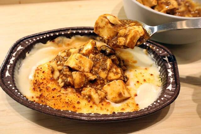 【麻婆ミートドリア】冷凍ミートドリアのミートソースを激辛系の麻婆豆腐にスワッピング！　一体感がヤバすぎな斬新激ウマめし＜野島慎一郎のバカレシピ＞
