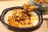 「【麻婆ミートドリア】冷凍ミートドリアのミートソースを激辛系の麻婆豆腐にスワッピング！　一体感がヤバすぎな斬新激ウマめし＜野島慎一郎のバカレシピ＞」の画像6