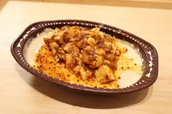 「【麻婆ミートドリア】冷凍ミートドリアのミートソースを激辛系の麻婆豆腐にスワッピング！　一体感がヤバすぎな斬新激ウマめし＜野島慎一郎のバカレシピ＞」の画像