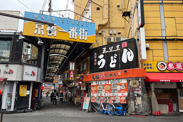 【辛極らうめん】優しいうどんを求めていたはずが......大阪の立ち食い店で朝からすする、旨辛の度が過ぎる衝撃ラーメン：パリッコ『今週のハマりめし』第225回
