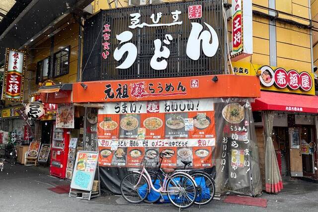 【辛極らうめん】優しいうどんを求めていたはずが......大阪の立ち食い店で朝からすする、旨辛の度が過ぎる衝撃ラーメン：パリッコ『今週のハマりめし』第225回