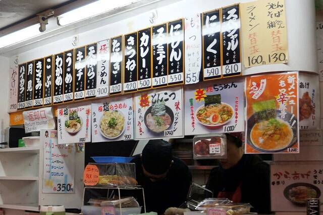 【辛極らうめん】優しいうどんを求めていたはずが......大阪の立ち食い店で朝からすする、旨辛の度が過ぎる衝撃ラーメン：パリッコ『今週のハマりめし』第225回