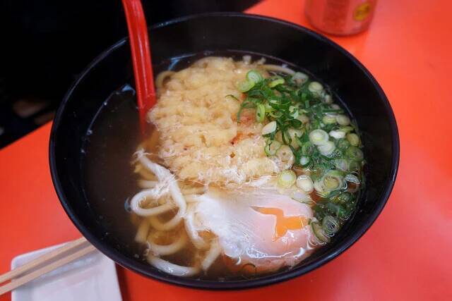 【辛極らうめん】優しいうどんを求めていたはずが......大阪の立ち食い店で朝からすする、旨辛の度が過ぎる衝撃ラーメン：パリッコ『今週のハマりめし』第225回