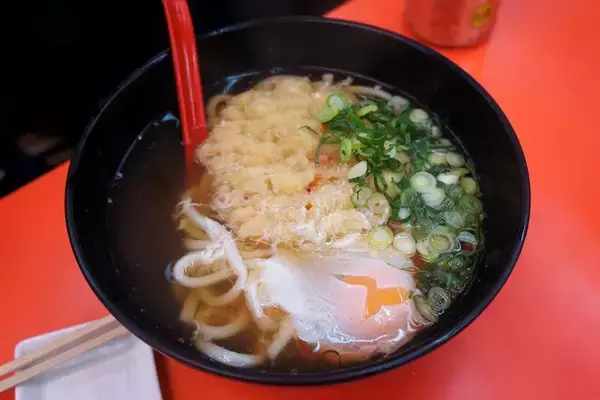 「【辛極らうめん】優しいうどんを求めていたはずが......大阪の立ち食い店で朝からすする、旨辛の度が過ぎる衝撃ラーメン：パリッコ『今週のハマりめし』第225回」の画像