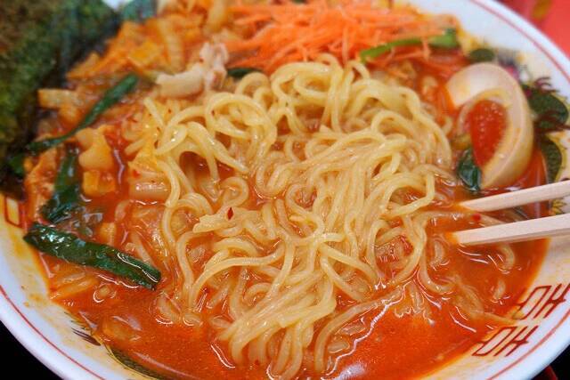 【辛極らうめん】優しいうどんを求めていたはずが......大阪の立ち食い店で朝からすする、旨辛の度が過ぎる衝撃ラーメン：パリッコ『今週のハマりめし』第225回