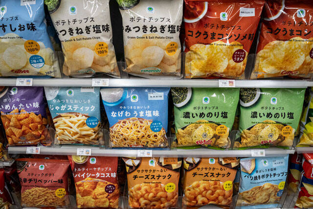 各メーカーが続々と見直し...。ポテチに続く「白黒パッケージ商品」大予測