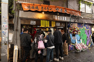 大阪・西成の伝説のホルモン屋「やまき」。休業中の店を復活させたふたりのボクサーの心意気と運命の物語【前編】