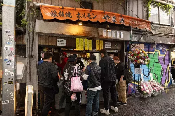 大阪・西成の伝説のホルモン屋「やまき」。休業中の店を復活させたふたりのボクサーの心意気と運命の物語【前編】