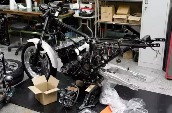 「中古バイクの聖地で1280万円の激レア車も発見！　バイク王つくば絶版車館で"憧れの名車"を実走チェック」の画像