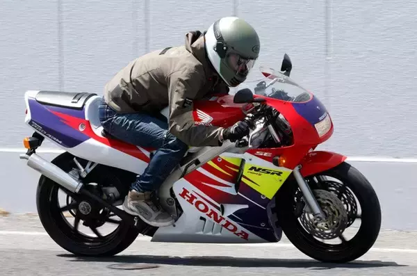 「中古バイクの聖地で1280万円の激レア車も発見！　バイク王つくば絶版車館で"憧れの名車"を実走チェック」の画像