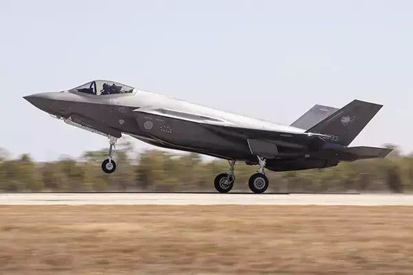 「世界の真ん中で咲き誇る!?　「サナエ・ディフェンス」の野望」の画像