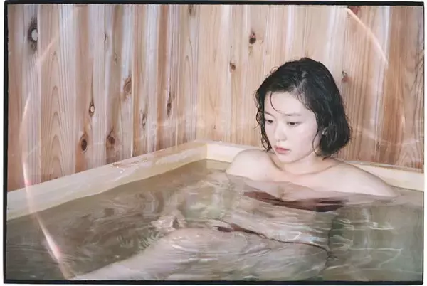 「『ラジオ知らねえ単語』の園凜（その・りん）が初のデジタル写真集を発売！「"マツケンサンバ"に衝撃を受けて、俳優の養成事務所に入りました」」の画像