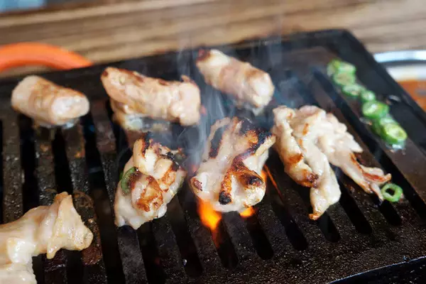 「【ホルモン焼肉】体験してもなお信じがたいほどの安さと満足感。「肉流通センター」の衝撃：パリッコ『今週のハマりめし』第248回」の画像