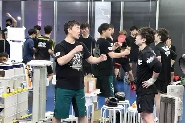 「【WBA＆WBC世界フライ級王座統一3.13決戦】裏コード999。「化身」に変貌した阿久井が、絶対王者を追い詰めた瞬間（12回連載／6回目）」の画像