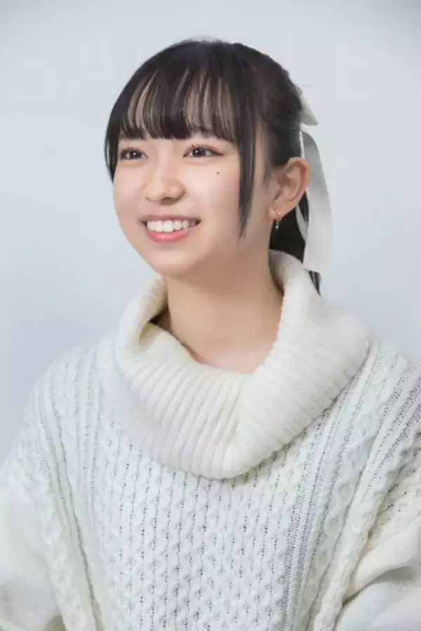 「"最強の妹系グラドル"誕生のきっかけはお母さん？　入間ゆい「必ずと言っていいほど振り向きショットをリクエストされます」」の画像