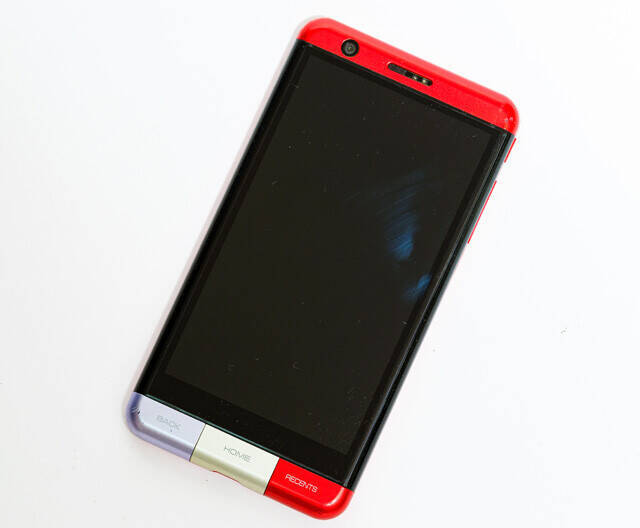 平成のデザイン携帯がスマホで復活！　INFOBARシリーズ【山下メロの平成レトロ遺産：091】