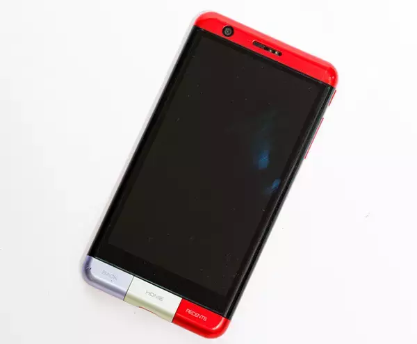 「平成のデザイン携帯がスマホで復活！　INFOBARシリーズ【山下メロの平成レトロ遺産：091】」の画像