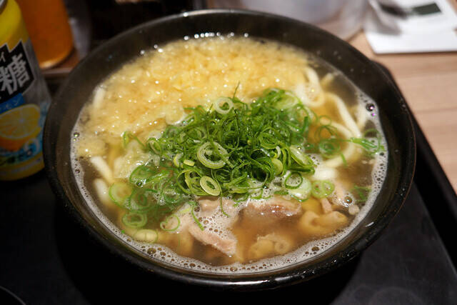 【ホルモンうどん】1杯600円の大衆うどんでありながら、究極に完成された日本料理。大阪のうどんおそるべし！：パリッコ『今週のハマりめし』第226回