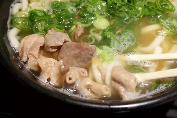 「【ホルモンうどん】1杯600円の大衆うどんでありながら、究極に完成された日本料理。大阪のうどんおそるべし！：パリッコ『今週のハマりめし』第226回」の画像