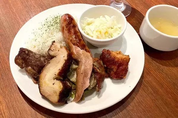 「【ブラジル料理】6種の肉をシュラスコ用グリルで焼いた「ミックスプレート」がワイルドで最高：パリッコ『今週のハマりめし』第246回」の画像