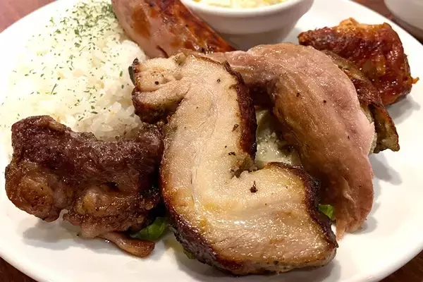 「【ブラジル料理】6種の肉をシュラスコ用グリルで焼いた「ミックスプレート」がワイルドで最高：パリッコ『今週のハマりめし』第246回」の画像
