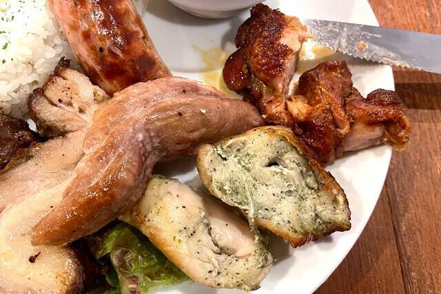 【ブラジル料理】6種の肉をシュラスコ用グリルで焼いた「ミックスプレート」がワイルドで最高：パリッコ『今週のハマりめし』第246回
