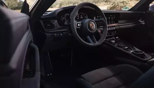 「ポルシェ・エクスペリエンスセンター東京で噂のモデルに挑む！　911 GTST-Hybridの"走りの濃度"を徹底検証!!」の画像