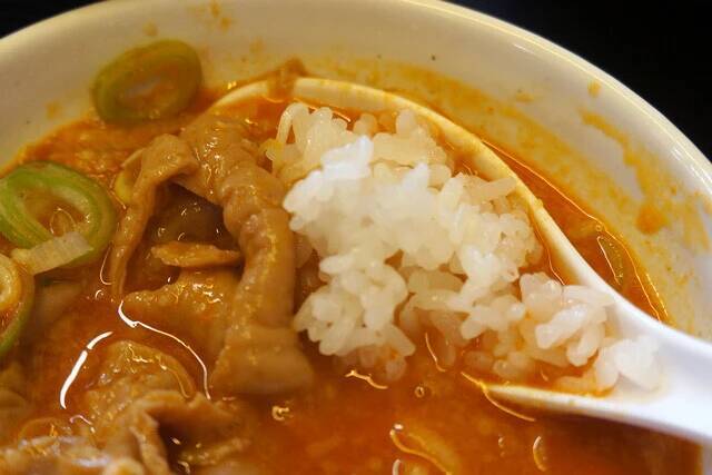 【もつ煮定食】埼玉県の老舗の味。おかず特化型のもつ煮込みでほおばる白メシの幸福：パリッコ『今週のハマりめし』第236回