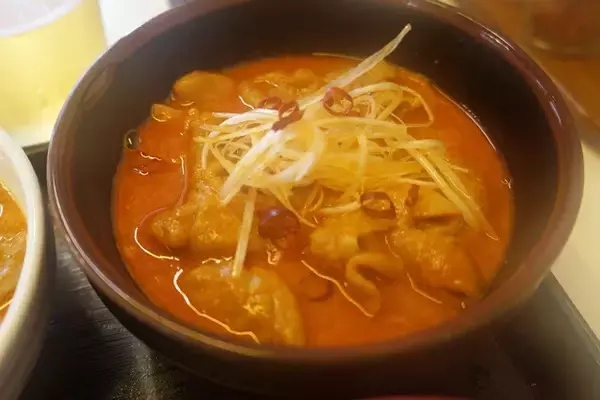 「【もつ煮定食】埼玉県の老舗の味。おかず特化型のもつ煮込みでほおばる白メシの幸福：パリッコ『今週のハマりめし』第236回」の画像