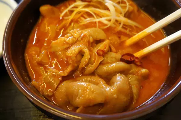 「【もつ煮定食】埼玉県の老舗の味。おかず特化型のもつ煮込みでほおばる白メシの幸福：パリッコ『今週のハマりめし』第236回」の画像