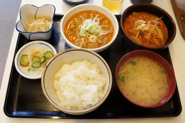 「【もつ煮定食】埼玉県の老舗の味。おかず特化型のもつ煮込みでほおばる白メシの幸福：パリッコ『今週のハマりめし』第236回」の画像