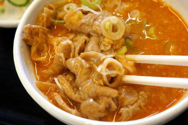 【もつ煮定食】埼玉県の老舗の味。おかず特化型のもつ煮込みでほおばる白メシの幸福：パリッコ『今週のハマりめし』第236回