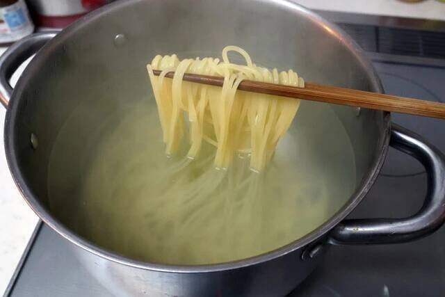 【かつやのトンテキ焼きスパ】かつやの新定番トンテキを豪快にソースとして使った絶品ワイルドな焦がしパスタ！＜野島慎一郎のバカレシピ＞