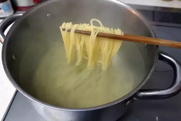 「【かつやのトンテキ焼きスパ】かつやの新定番トンテキを豪快にソースとして使った絶品ワイルドな焦がしパスタ！＜野島慎一郎のバカレシピ＞」の画像