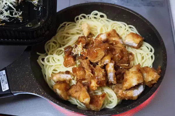 「【かつやのトンテキ焼きスパ】かつやの新定番トンテキを豪快にソースとして使った絶品ワイルドな焦がしパスタ！＜野島慎一郎のバカレシピ＞」の画像