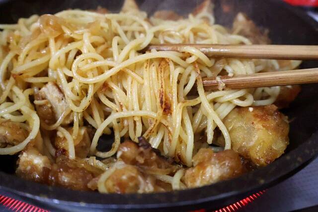 【かつやのトンテキ焼きスパ】かつやの新定番トンテキを豪快にソースとして使った絶品ワイルドな焦がしパスタ！＜野島慎一郎のバカレシピ＞