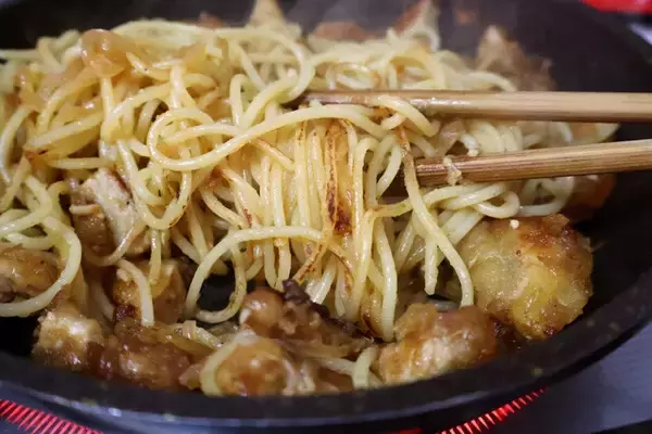 「【かつやのトンテキ焼きスパ】かつやの新定番トンテキを豪快にソースとして使った絶品ワイルドな焦がしパスタ！＜野島慎一郎のバカレシピ＞」の画像