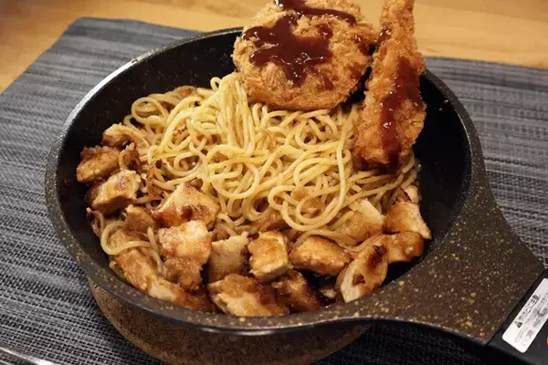 「【かつやのトンテキ焼きスパ】かつやの新定番トンテキを豪快にソースとして使った絶品ワイルドな焦がしパスタ！＜野島慎一郎のバカレシピ＞」の画像