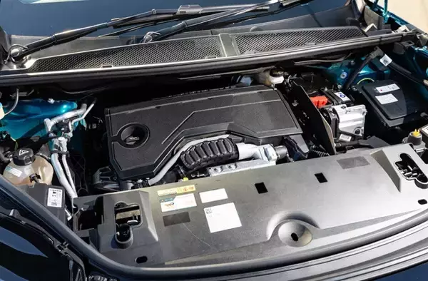 「フルモデルチェンジでどこが進化!?　公道でガチ検証！　3代目・プジョー3008ハイブリッド、座るだけでテンション爆上がり!!」の画像