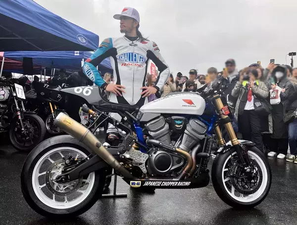 長瀬智也はなぜバイクレースに挑戦するのか？　「2025クラブマンロードレース」のパドックで直撃！