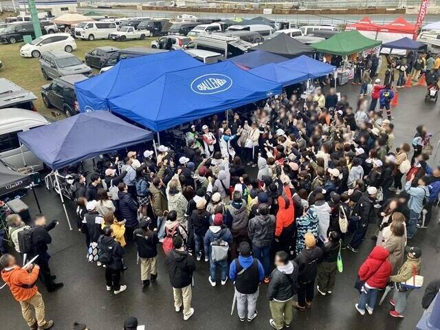 長瀬智也はなぜバイクレースに挑戦するのか？　「2025クラブマンロードレース」のパドックで直撃！