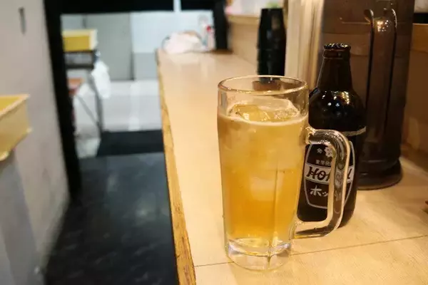 「【春菊天そば&まぐろぶつ】立ち食いそば屋なのにまぐろが極上!?　不可抗力で朝から飲むホッピーの幸せ：パリッコ『今週のハマりめし』第228回」の画像